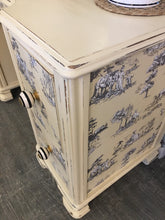 Load image into Gallery viewer, English Toile Make Up Vanity
